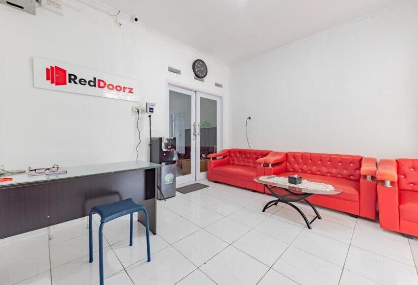 호텔 Reddoorz Syariah Near Alun Alun Ciledug Cirebon