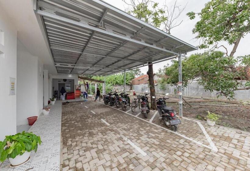 호텔 Reddoorz Syariah Near Alun Alun Ciledug Cirebon