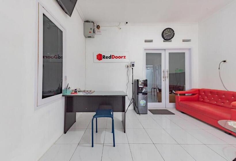 בית מלון כפרי Reddoorz Syariah Near Alun Alun Ciledug Cirebon