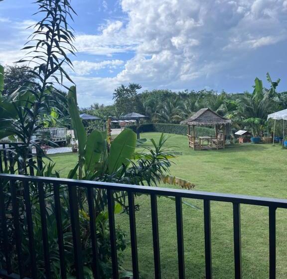 هتل White Seaview Residence