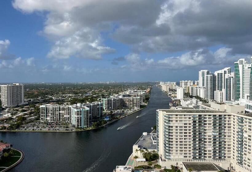 Hyde Beach House Lux Apartment