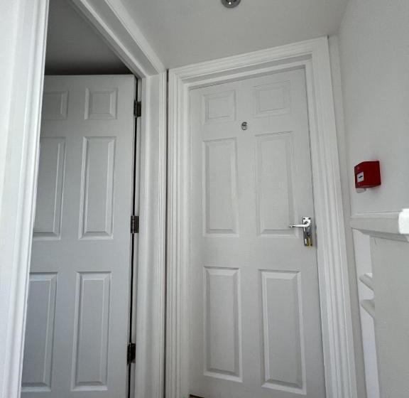 Пансион 4 Wharncliffe Drive