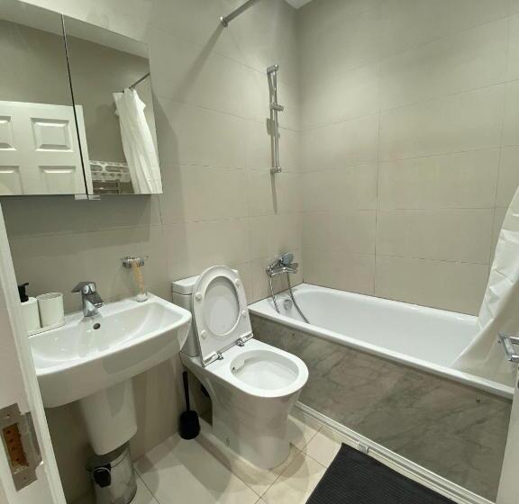 Пансион 4 Wharncliffe Drive
