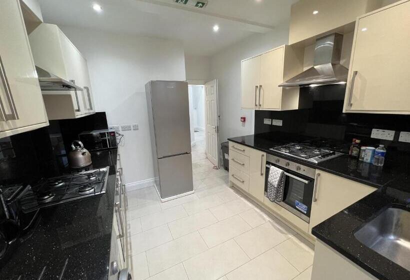 Пансион 4 Wharncliffe Drive