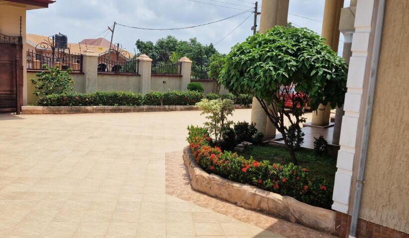 پانسیون Okf Obouba Apartment