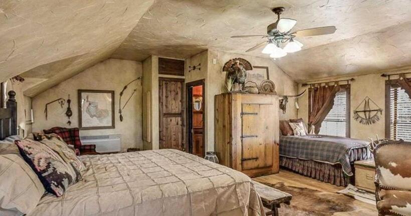 Bed and Breakfast Last Outpost Bandera Ranch House