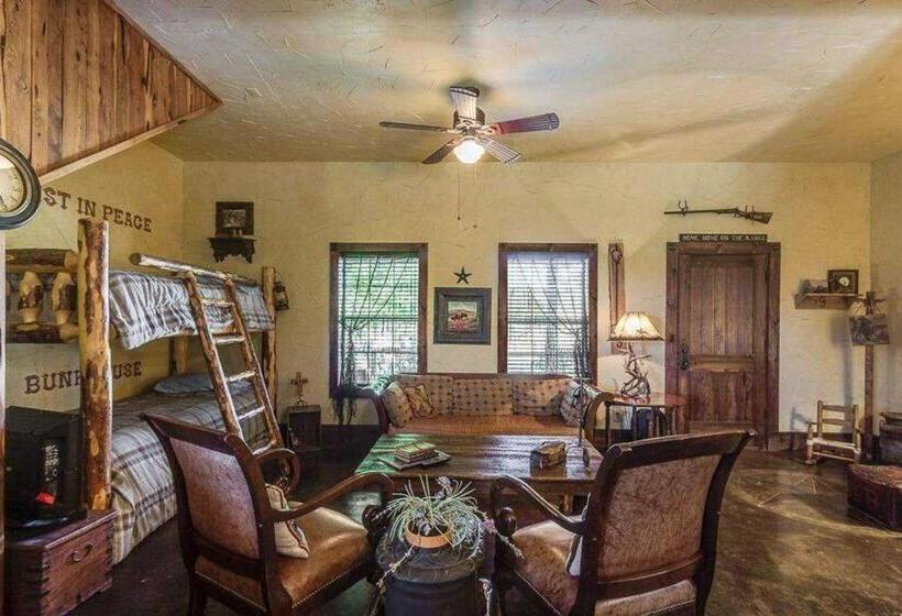 Bed and Breakfast Last Outpost Bandera Ranch House