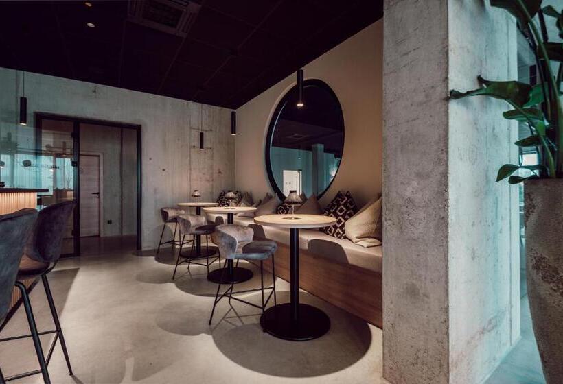 Отель Adebar Stadt