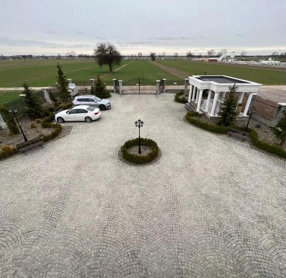 ホテル Adzikowy Dworek