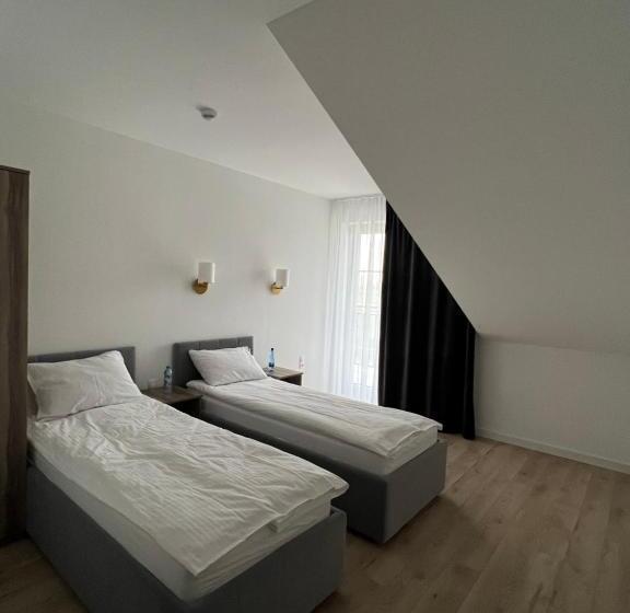 ホテル Adzikowy Dworek