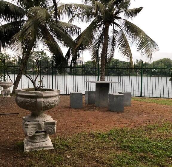 בית מלון כפרי Amani Lake Resort