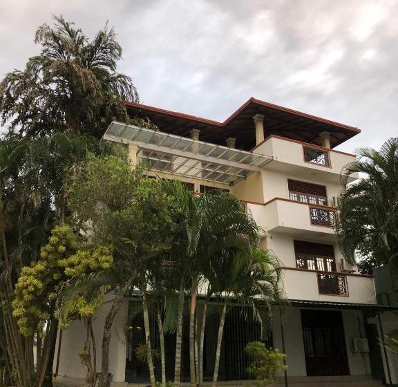 בית מלון כפרי Amani Lake Resort