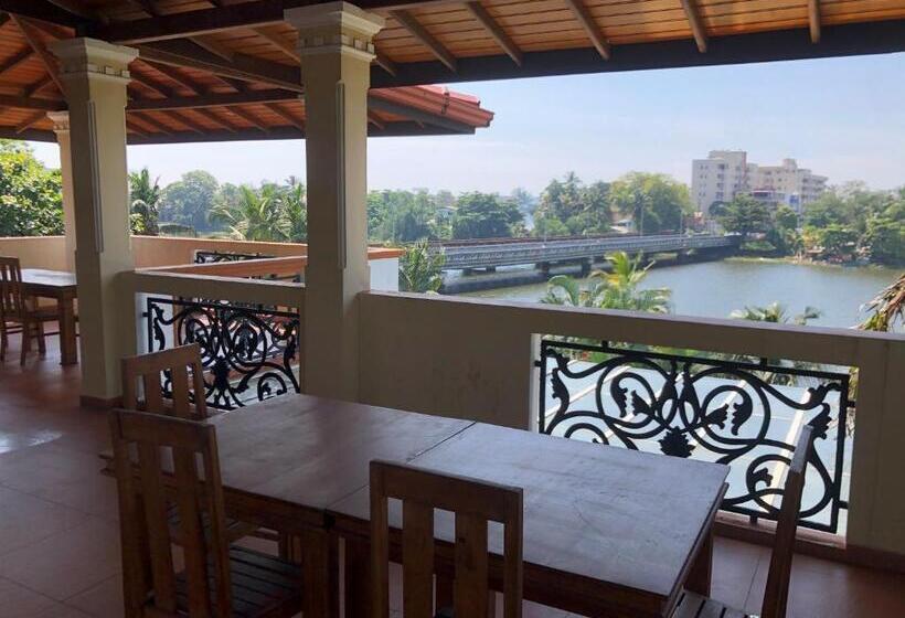 בית מלון כפרי Amani Lake Resort