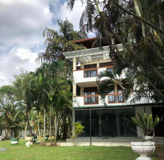 בית מלון כפרי Amani Lake Resort