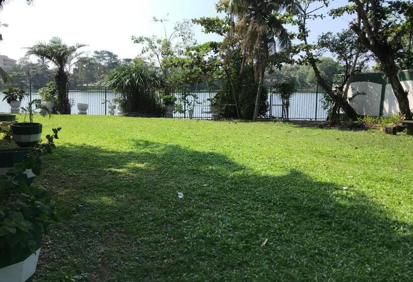 בית מלון כפרי Amani Lake Resort