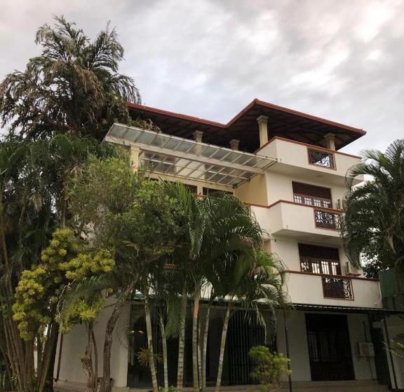 בית מלון כפרי Amani Lake Resort