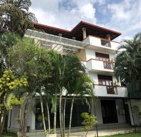 בית מלון כפרי Amani Lake Resort