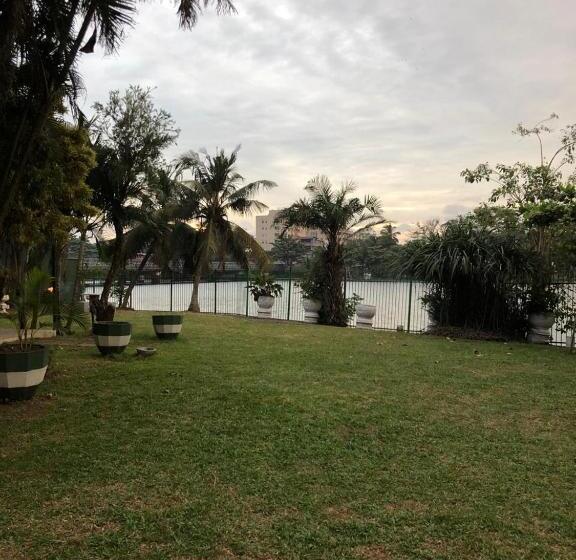 בית מלון כפרי Amani Lake Resort