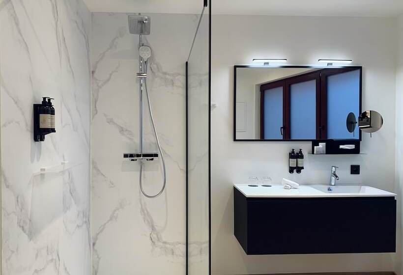 Отель Comic Art