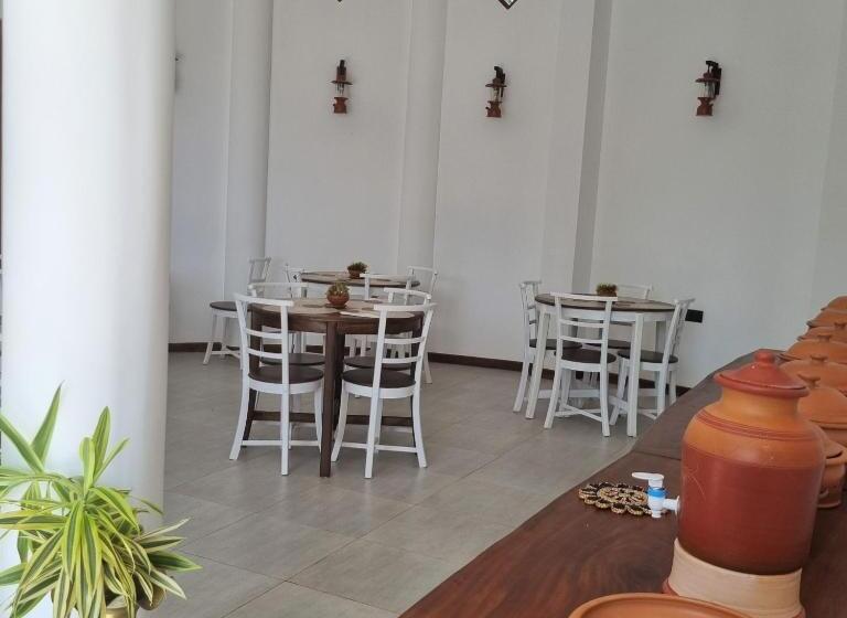 호텔 Dhammika Beach Palace