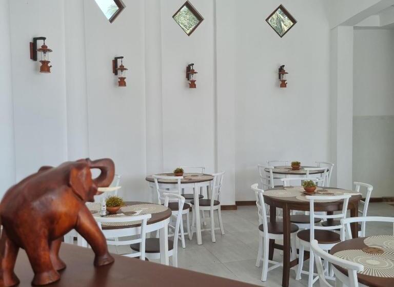 호텔 Dhammika Beach Palace