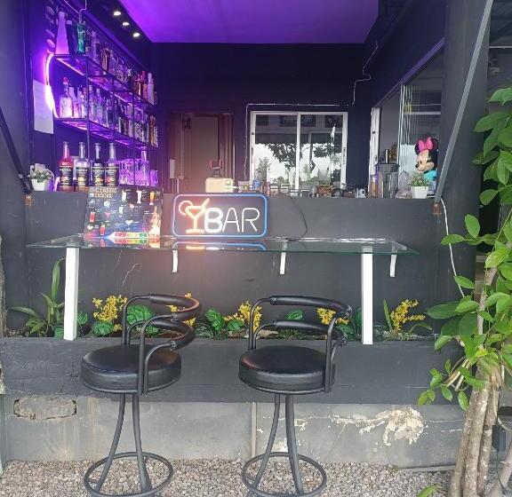 فندق Funky Crab The River