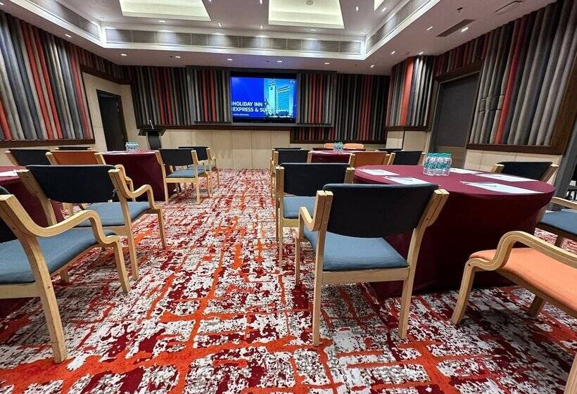 בית מלון כפרי Holiday Inn Express & Suites Jaipur Gopalpura