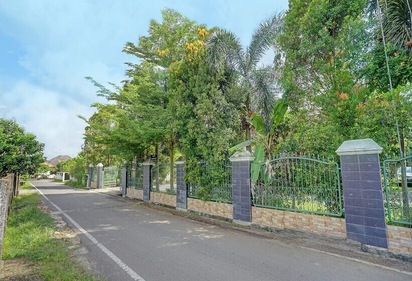 בית מלון כפרי Oyo 91984 Taufik Kost Syariah