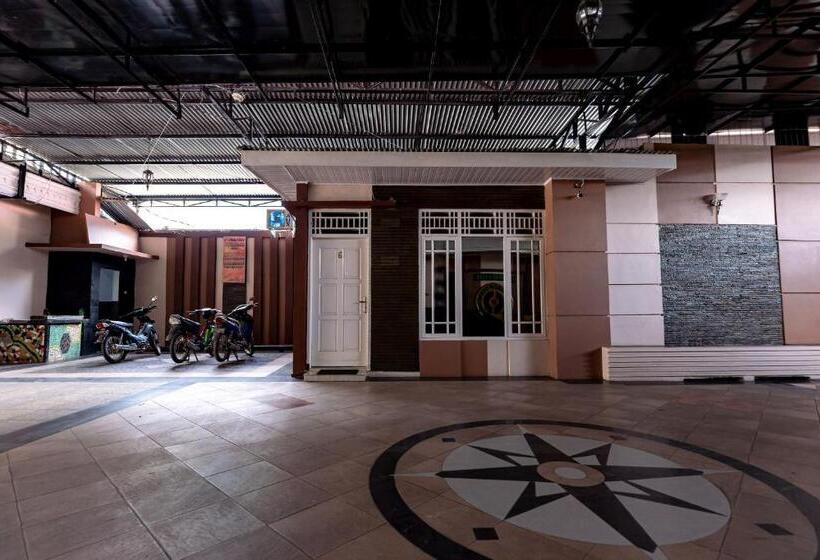Отель Reddoorz Near Universitas Simalungun Pematangsiantar