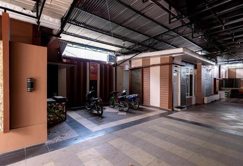 Отель Reddoorz Near Universitas Simalungun Pematangsiantar