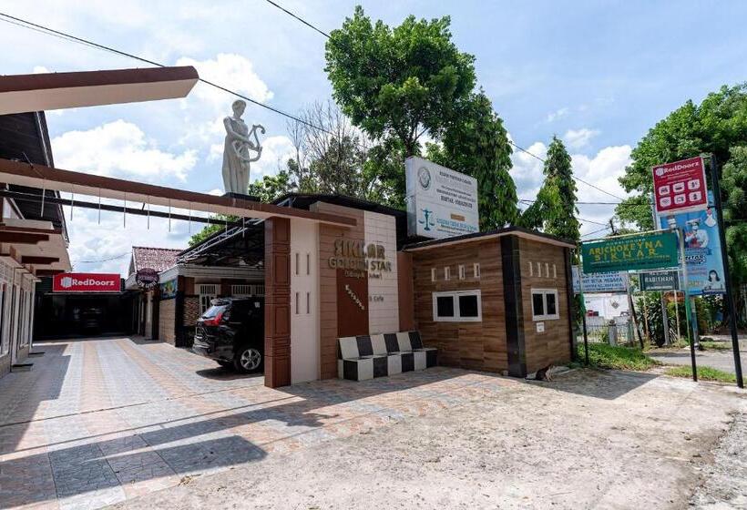 Отель Reddoorz Near Universitas Simalungun Pematangsiantar