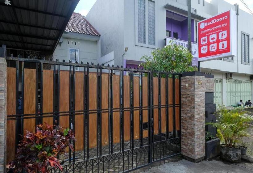 בית מלון כפרי Reddoorz Syariah Near Kampus Unsoed Purwokerto