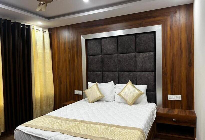 Отель Shailja & Ad Continental Restaurant