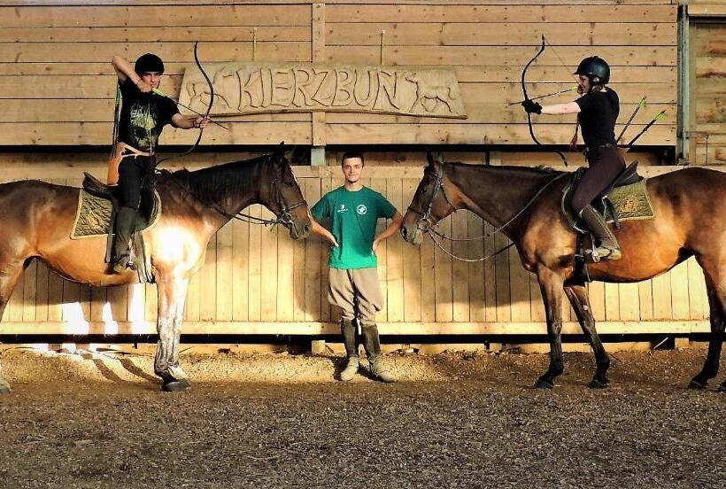 فندق Stadnina Koni Kierzbuń