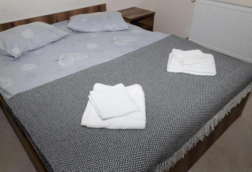 הוסטל Your Home