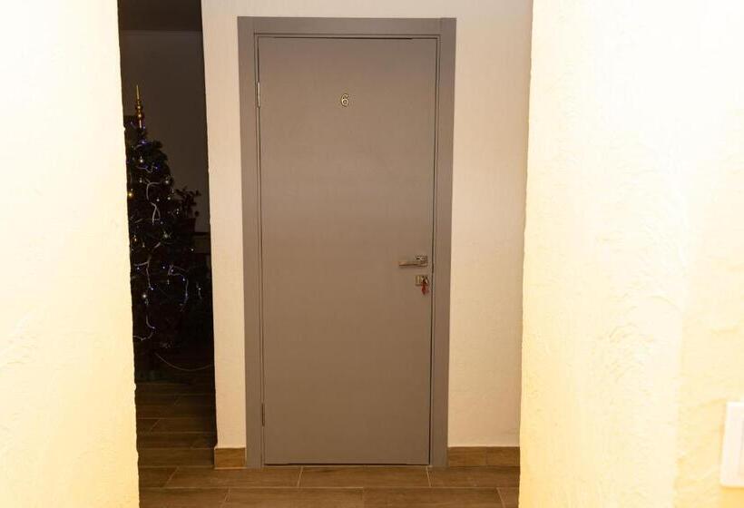 הוסטל Your Home