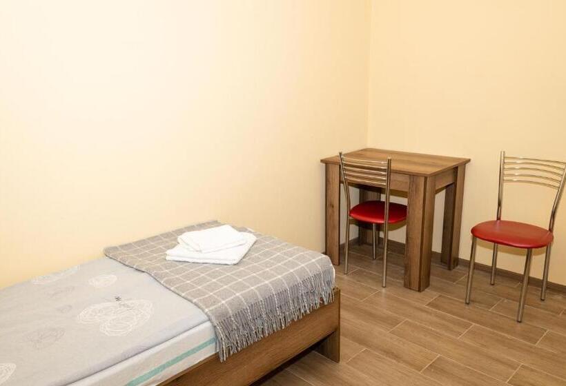 הוסטל Your Home