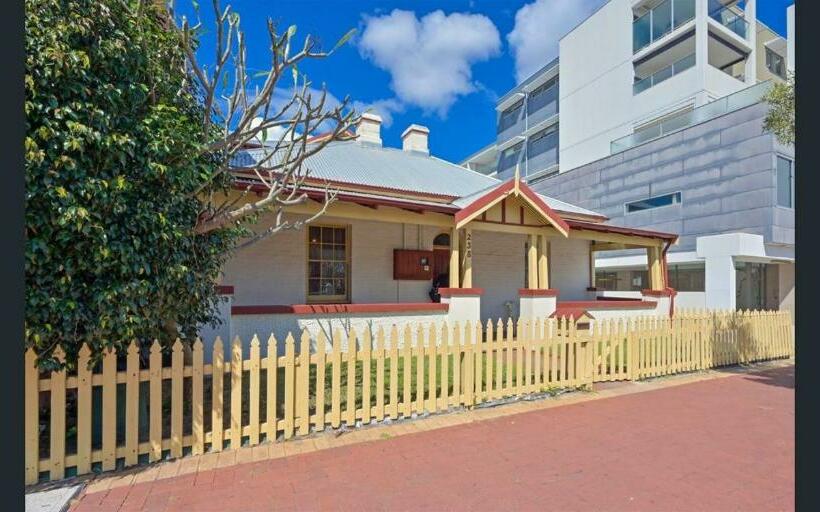 فندق صغير Emu Backpackers Perth   Note   Valid Passport Required For Check In