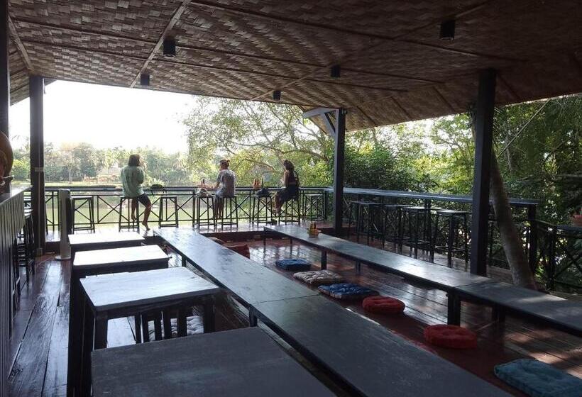 فندق صغير Funny Riverside Backpackers