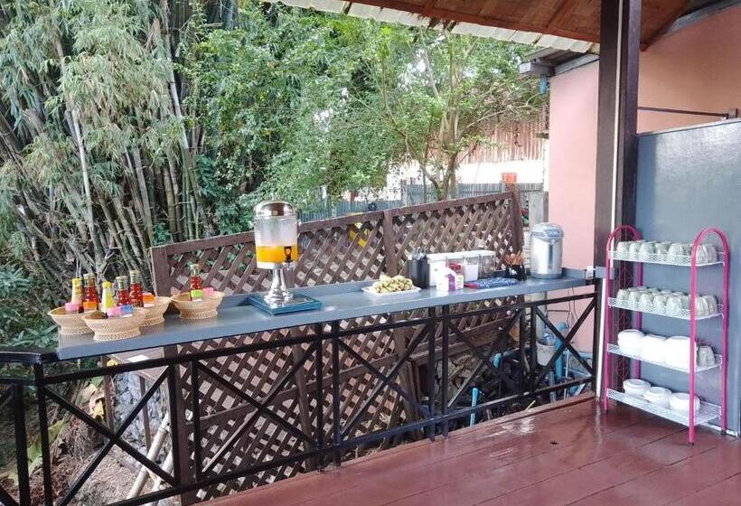 הוסטל Funny Riverside Backpackers