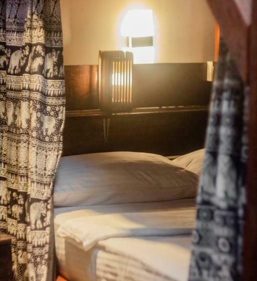 Общежитие Surf & Party Weligama