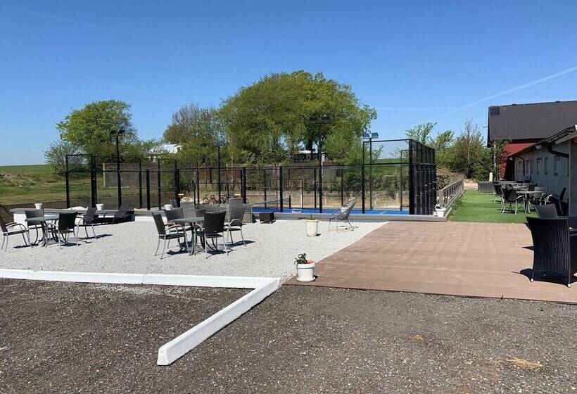 مبيت وإفطار Abonnera Alingsgård För Upp Till 14 Personer   Kök Finns  Spabad Inomhus   Padel   Gym   Biljard Ing
