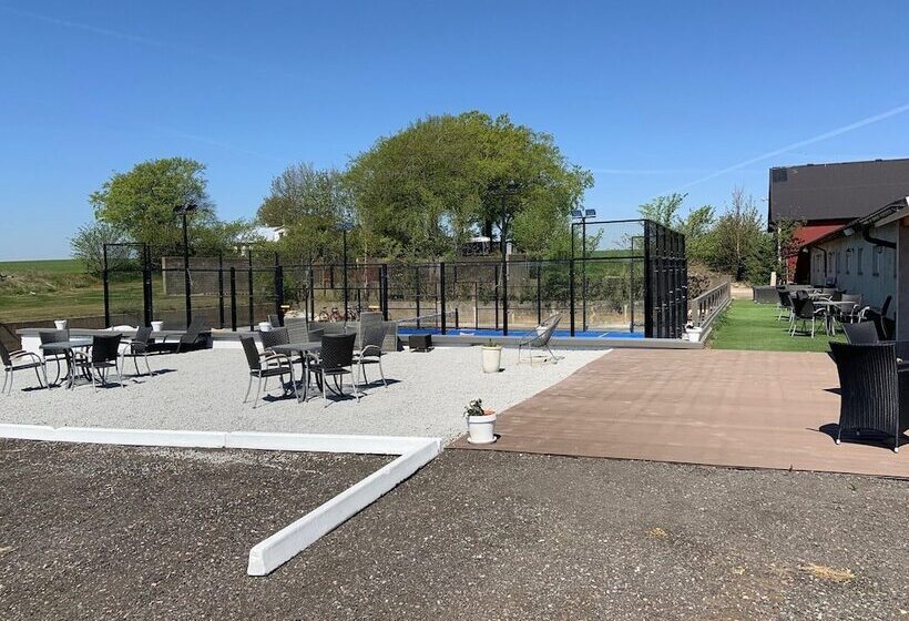 مبيت وإفطار Abonnera Alingsgård För Upp Till 14 Personer   Kök Finns  Spabad Inomhus   Padel   Gym   Biljard Ing