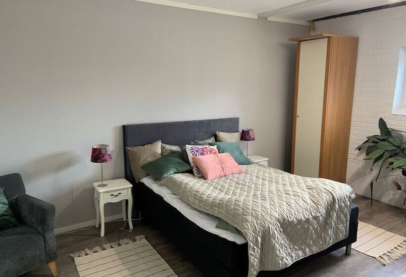 مبيت وإفطار Abonnera Alingsgård För Upp Till 14 Personer   Kök Finns  Spabad Inomhus   Padel   Gym   Biljard Ing