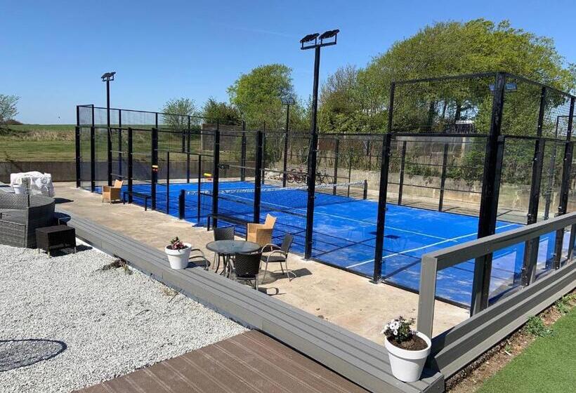 مبيت وإفطار Abonnera Alingsgård För Upp Till 14 Personer   Kök Finns  Spabad Inomhus   Padel   Gym   Biljard Ing