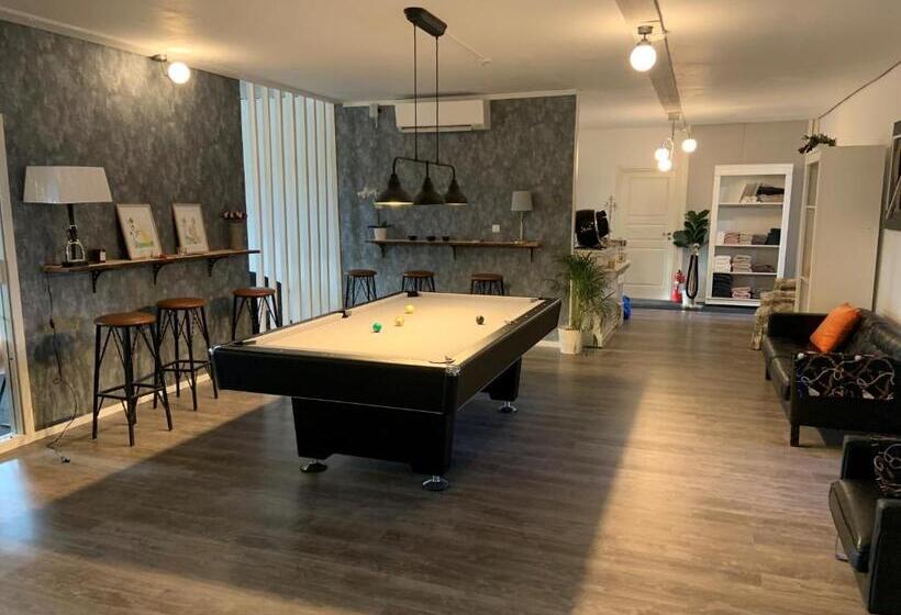 مبيت وإفطار Abonnera Alingsgård För Upp Till 14 Personer   Kök Finns  Spabad Inomhus   Padel   Gym   Biljard Ing