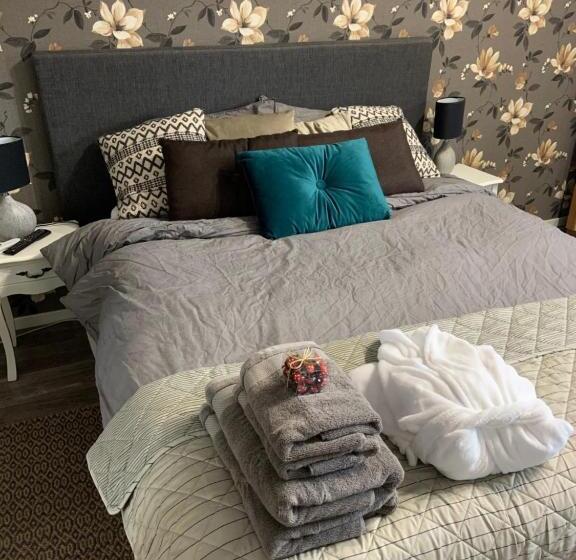 مبيت وإفطار Abonnera Alingsgård För Upp Till 14 Personer   Kök Finns  Spabad Inomhus   Padel   Gym   Biljard Ing