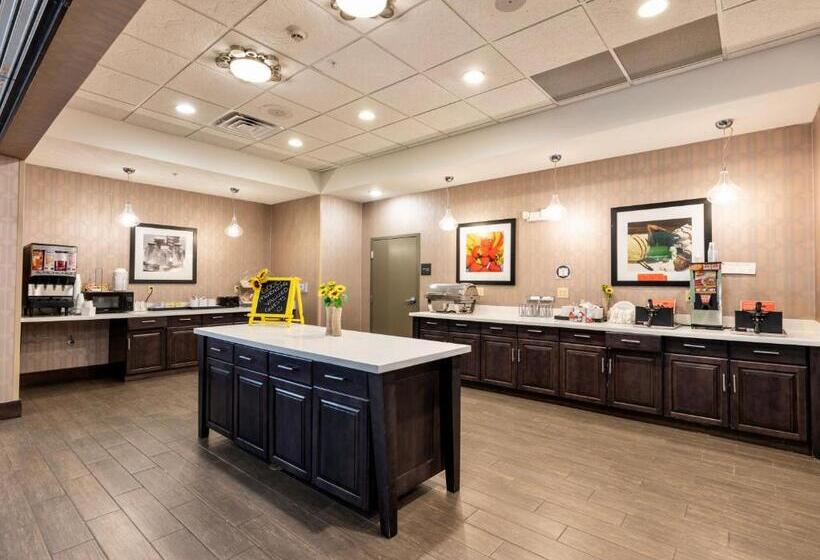 فندق Flag Point Inn And Suites Pratt By Fairbridge