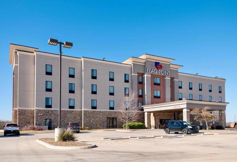 فندق Flag Point Inn And Suites Pratt By Fairbridge