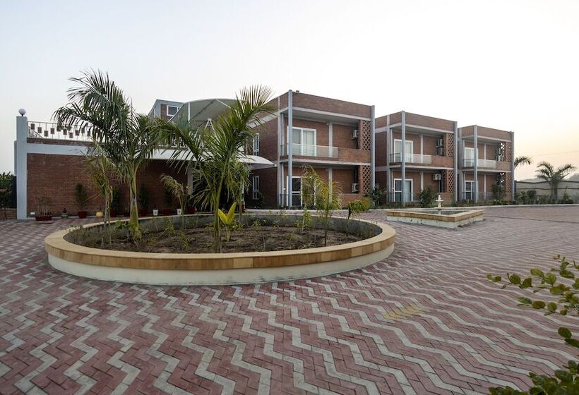 ホテル Innbox Farmstay   Rajpura Punjab